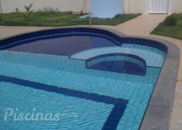 Piscina residencial com prainha e hidro