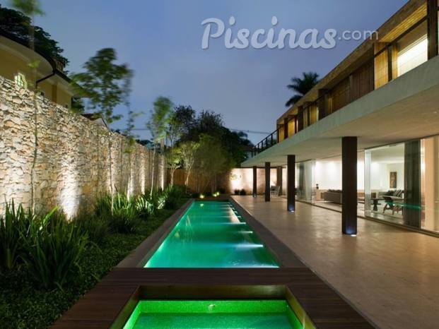 Piscina com iluminação 