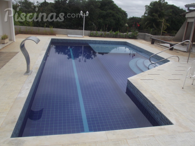 Piscina em alvenaria com revestimento em pastilhas