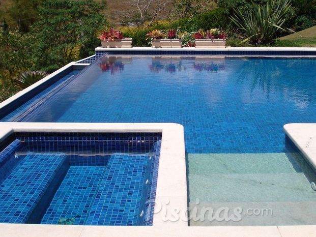 Piscina infinita com hidromassagem