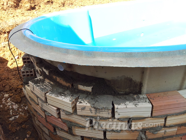 Instalação típica de piscina de fibra