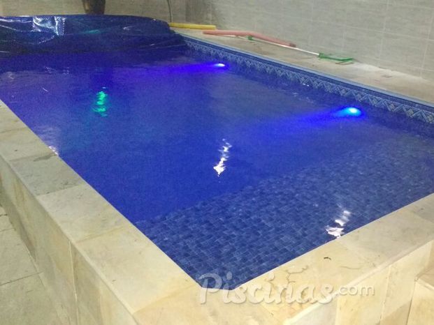 Construção de piscina de vinil 